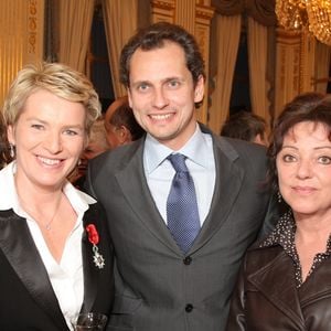 Chez les Lucet, la bonne élève, c'était Sophie, l'aînée (à droite sur la photo). En avance de deux classes, la jeune fille excellait. 

Elise Lucet, Louis Laforge et Sophie Lucet lors de la cérémonie de la remise des insignes de Chevalier dans l'Ordre National de la Légion d'Honneur au ministère de la culture à Paris en 2008