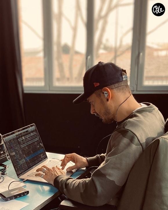 Julien Tota travaille lui aussi dans l'univers musical depuis de nombreuses années.

Extrait du compte Instagram de Julien Tota.

© Instagram / Julien Tota