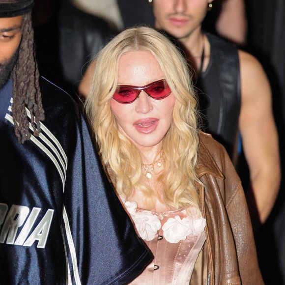 Madonna et son petit ami Akeem Morris ont été aperçus quittant The Abbey après avoir célébré la sortie de son quinzième album studio Confessions II à West Hollywood. 25 avril 2026

Photo : Backgrid USA / Bestimage