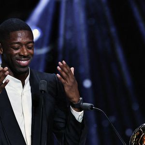 Le joueur français du Paris Saint-Germain, Ousmane Dembele, s'exprime après avoir remporté le Ballon d'Or masculin lors de la cérémonie de remise du Ballon d'Or France Football 2025 au Théâtre du Chatelet à Paris, France, le 22 septembre 2025. Photo de Gao Jing/Xinhua/ABACAPRESS.COM