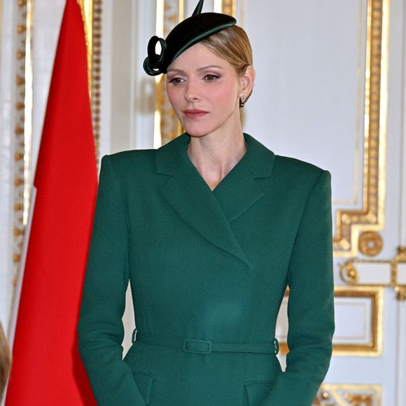 Le prince Albert II de Monaco et la princesse Charlene ont accueilli le président portugais Marcelo Rebelo de Sousa au Palais Princier de Monaco dans le cadre d'une visite d'Etat, le 20 novembre 2025. La princesse portait une tenue signée par la styliste néo-zélandaise, Emilia Wickstaed. Le Couple princier, et le président de la république portugaise, ont assisté à la signature de l'Accord-Cadre dans le salon des Glaces par Mme Inês Domingos, secrétaire d'état aux affaires européennes portugaise, et Mme Isabelle Berro-Amadeï, conseiller de gouvernement, ministre des relations extérieures. © Bruno Bebert/Bestimage