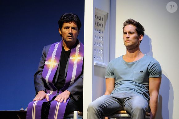 Julien Alluguette, Bruno Madinier, jouant sur scène Les Voeux du Cœur mis en scène par Anne Bourgeois au Théâtre La Bruyère à Paris, France, le 24 août 2015. Photo par Alban Wyters/ABACAPRESS.COM