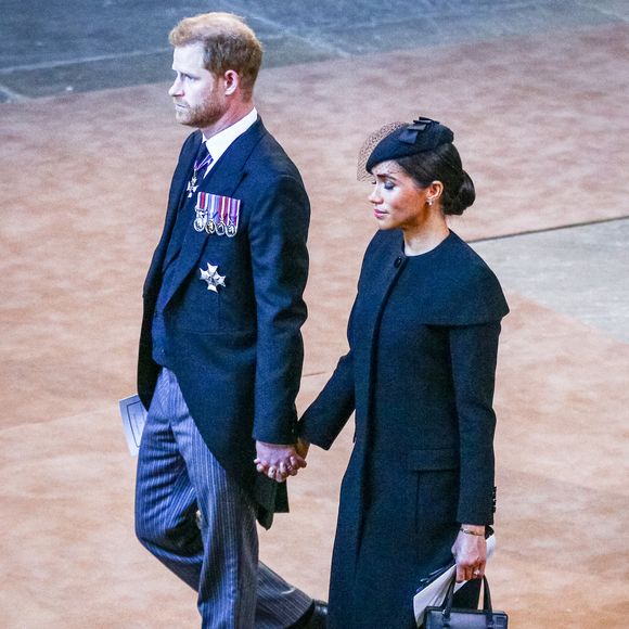 Le prince Harry et Meghan Markle - Procession cérémonielle du cercueil de la reine Elisabeth II du palais de Buckingham à Westminster Hall à Londres le 14 septembre 2022.

© Photoshot  / Panoramic / Bestimage
