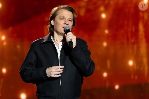 Son nouvel album, "Le Soleil des absents", est dédié à Denis et rend hommage à sa mémoire.

Benabar pour les surprises de l'enregistrement de l'émission "La Boîte à secrets", présentée par F.Bollaert et diffusée le 16 janvier 2026 sur France 3, dans les studios du Lendit à Saint-Denis, France, le 16 décembre 2025. © Cyril Moreau/Bestimage