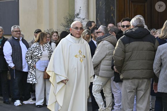 Famille et amis lors de la cérémonie d'enterrement de la présentatrice de télévision Evelyne Leclercq à la cathédrale Sainte-Réparate de Nice, France, le 13 janvier 2026. Elle est décédée le 30 décembre 2025 (à l'âge de 74 ans) à Grasse. Photo par Laurent Coust/ABACAPRESS.COM