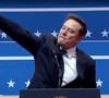 Après l’investiture de Donald Trump au Capitole, Elon Musk a tenu un discours face aux supporters du nouveau président, à la Capital One Arena. À la tribune, le milliardaire, propriétaire de Tesla et X, a effectué un geste que beaucoup ont qualifié de «salut nazi».
© Capture TV via Bestimage