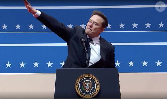 Après l’investiture de Donald Trump au Capitole, Elon Musk a tenu un discours face aux supporters du nouveau président, à la Capital One Arena. À la tribune, le milliardaire, propriétaire de Tesla et X, a effectué un geste que beaucoup ont qualifié de «salut nazi».  
© Capture TV via Bestimage