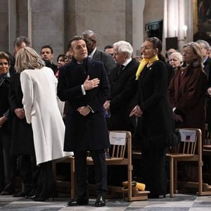 Le président français Emmanuel Macron et la première dame française Brigitte Macron arrivent pour assister à la première messe publique au cours de laquelle l'archevêque de Paris dirigera les prières pour consacrer le nouvel autel principal, à la cathédrale Notre-Dame de Paris, à Paris, le 8 décembre 2024. Photo by Eliot Blondet/ABACAPRESS.COM