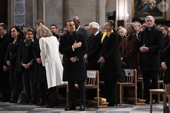 Le président français Emmanuel Macron et la première dame française Brigitte Macron arrivent pour assister à la première messe publique au cours de laquelle l'archevêque de Paris dirigera les prières pour consacrer le nouvel autel principal, à la cathédrale Notre-Dame de Paris, à Paris, le 8 décembre 2024. Photo by Eliot Blondet/ABACAPRESS.COM