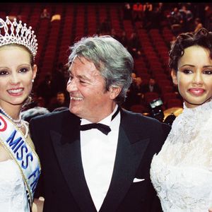 Élodie Gossuin, Miss Picardie, élue Miss France 2001 avec Alain Delon, président du jury, et Sonia Rolland, Miss France 2000. 

©BestImage
