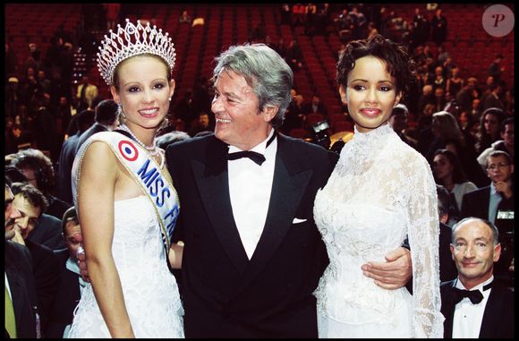 Élodie Gossuin, Miss Picardie, élue Miss France 2001 avec Alain Delon, président du jury, et Sonia Rolland, Miss France 2000. 

©BestImage