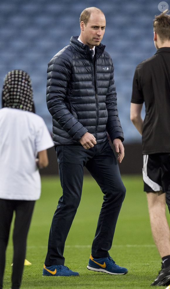 “Je ne voulais pas vraiment suivre la même équipe que tout le monde et je cherchais une équipe qui était plutôt au milieu de tableau”, poursuit-il

Le prince William, duc de Cambridge, en visite à "We are Coach Core Programme" à la "Aston Villa football club" à Birmingham. Le 22 novembre 2017