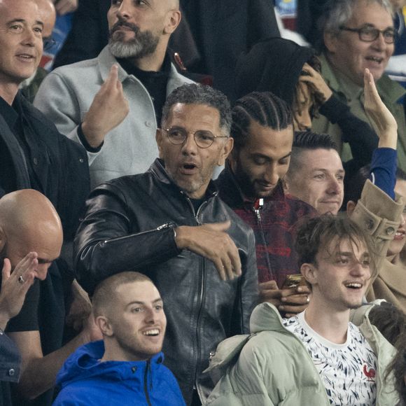 Roschdy Zem et son fils Chad Zem, Michou, , Adriana Lima et son compagnon Andre Lemmers, Benjamin Millepied - Célébrités des les tribunes lors du match aller du quart de finale de Ligue des champions entre le PSG et Aston Villa (3-1) au Parc des Princes à Paris le 9 avril 2025. © Cyril Moreau/Bestimage