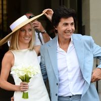 Jean-Luc Lahaye s'est marié à 72 ans et en baskets ! Il a dit oui à Paola, 30 ans de moins, qui a choisi une robe minimaliste