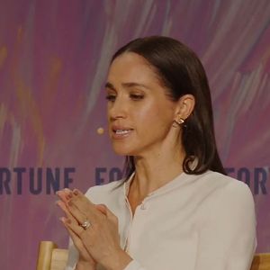 Meghan Markle a laissé entendre qu’elle prévoyait de publier des vidéos sur les réseaux sociaux mettant en avant des recettes de cuisine. La duchesse de Sussex a évoqué ce projet lors d’un événement organisé par le magazine américain Fortune dans le cadre de son sommet “Most Powerful Women”. Le 15 octobre 2025 @JLPPA / Bestimage