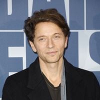 Encouragé par sa femme Mélanie Thierry, le chanteur Raphaël mise sur une façon très parisienne de garder la forme