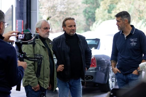 Dominique Chapatte tourne l'émission "Turbo" (M6) à la carrosserie Esquisse Riders à Izon près de Bordeaux, aux côtés d'Alex Bouchon et Etienne Bruet, le 23 octobre 2023. 
© Marc de Tienda / Panoramic / Bestimage