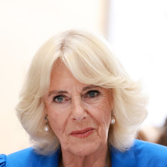 Camilla Parker Bowles, reine consort d'Angleterre, rencontre des participants à une série d'ateliers d'écriture lors de sa visite à la bibliothèque Green Square à Sydney, le 22 octobre 2024. Mirrorpix / Bestimage