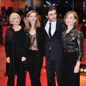 Edith Scob, Roman Kolinka, Mia Hansen-Love et Isabelle Huppert lors de la première du film « L'Avenir » (« Things to Come ») dans le cadre de la 66e Berlinale, le Festival international du film de Berlin, à Berlin, en Allemagne, le 13 février 2016. Photo : Aurore Maréchal/ABACAPRESS.COM