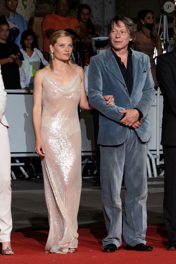 Mélanie Thierry (habillée en Celine), Mathieu Amalric - Montée des marches du film "Tralala" lors du 74ème Festival International du Film de Cannes. Le 13 juillet 2021. © Borde-Jacovides-Moreau / Bestimage
