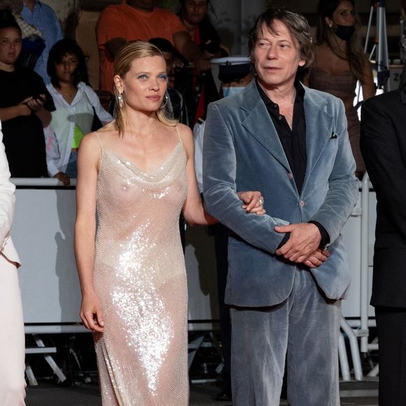 Mélanie Thierry (habillée en Celine), Mathieu Amalric - Montée des marches du film "Tralala" lors du 74ème Festival International du Film de Cannes. Le 13 juillet 2021. © Borde-Jacovides-Moreau / Bestimage