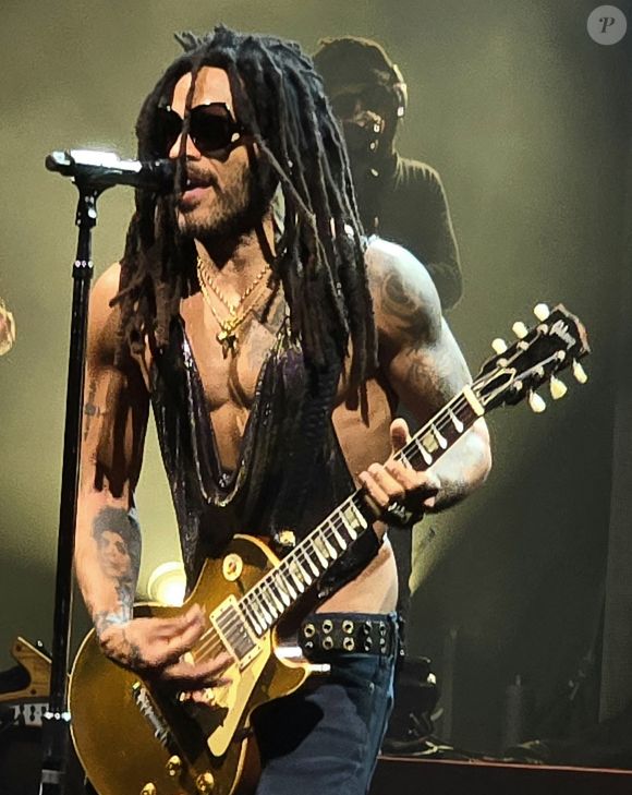 Lenny Kravitz est tout sourire alors qu'il montre ses muscles en faisant vibrer la foule lors de son 1er spectacle en résidence à Las Vegas au Park MGM Theater à Las Vegas,  le 19 octobre 2024. 
Photo by Brian Prahl / SplashNews/ABACAPRESS.COM
