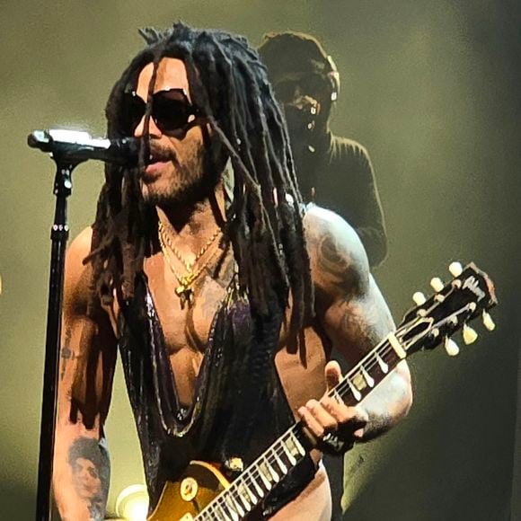 Lenny Kravitz est tout sourire alors qu'il montre ses muscles en faisant vibrer la foule lors de son 1er spectacle en résidence à Las Vegas au Park MGM Theater à Las Vegas,  le 19 octobre 2024. 
Photo by Brian Prahl / SplashNews/ABACAPRESS.COM
