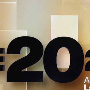 Car l'émission avait démarré à 20h13 pour son premier numéro, puis à 20h12 pour le deuxième. 

Captures d'écran de la première émission de Anne-Sophie Lapix "20 20" sur M6 avec son premier invité Kylian Mbappé le 7 septembre 2025.

© Alain Guizard / Bestimage