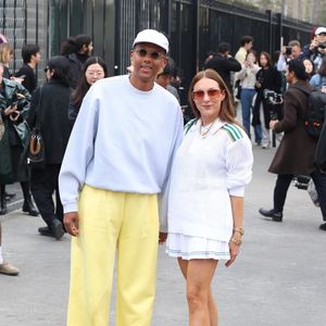 L'interprète du titre Papaoutai était habillé avec un style sportychic combinant un sweat blanc, une casquette et un pantalon jaune. 

Stromae et sa femme Coralie Barbier au défilé Lacoste "Collection Prêt-à-Porter Automne/Hiver 2025-2026" lors de la Fashion Week de Paris (PFW), le 9 mars 2025
© Denis Guignebourg / Bestimage