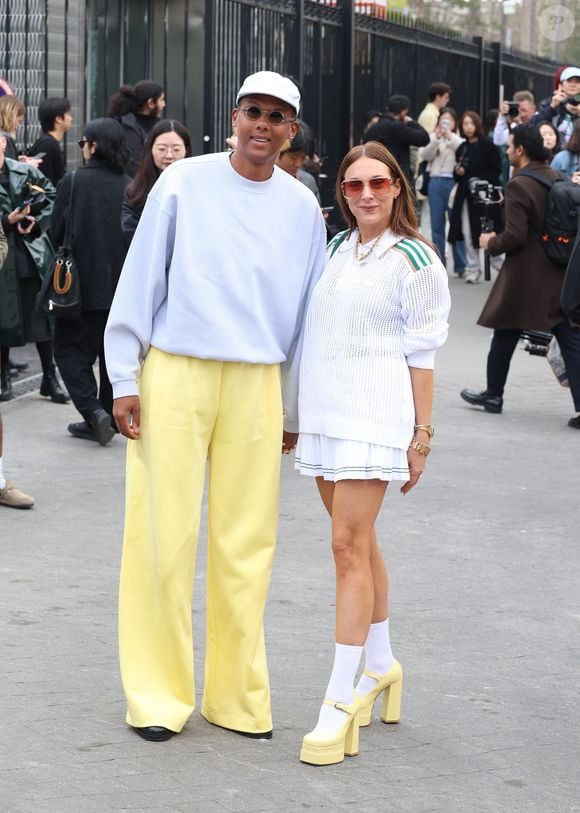 L'interprète du titre Papaoutai était habillé avec un style sportychic combinant un sweat blanc, une casquette et un pantalon jaune. 

Stromae et sa femme Coralie Barbier au défilé Lacoste "Collection Prêt-à-Porter Automne/Hiver 2025-2026" lors de la Fashion Week de Paris (PFW), le 9 mars 2025
© Denis Guignebourg / Bestimage