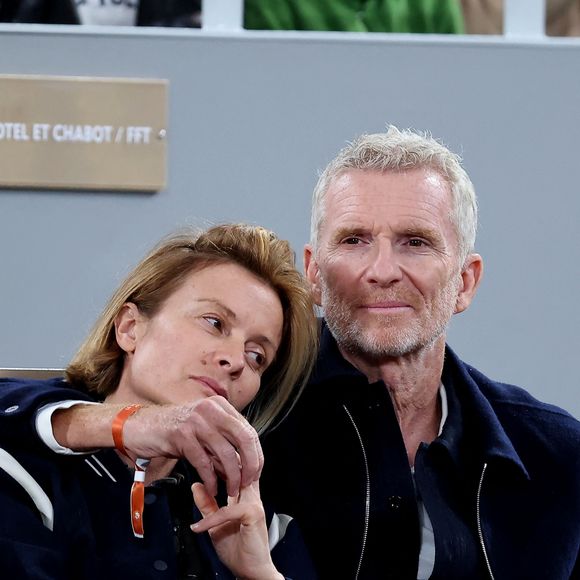 Denis Brogniart et sa femme Hortense dans les tribunes des Internationaux de France de tennis de Roland Garros 2024 à Paris, France, le 31 mai 2024. © Jacovides-Moreau/Bestimage