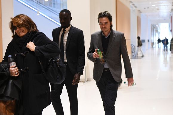 Alain-Fabien Delon et son avocate Florence Watrin arrivent au tribunal correctionnel de Paris pour avoir enregistré et diffusé avec son frère Anthony Delon une conversation de leur sœur, Anouchka, avec leur père, le 5 janvier 2024, à l'époque où les désaccords de la fratrie concernant la santé d'Alain Delon, à Paris, France, le 17 mars 2026. Anthony Delon et Anouchka sont absents. © Clément Prioli/Bestimage