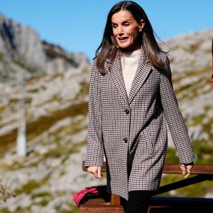 La reine Letizia - La famille royale d'Espagne lors de la cérémonie de remise des prix pour la ville exemplaire des Asturies 2024 à Sotres. Le 26 octobre 2024. LALO YASKY / BESTIMAGE