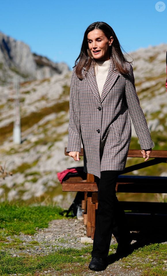 La reine Letizia - La famille royale d'Espagne lors de la cérémonie de remise des prix pour la ville exemplaire des Asturies 2024 à Sotres. Le 26 octobre 2024. LALO YASKY / BESTIMAGE