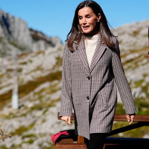 La reine Letizia - La famille royale d'Espagne lors de la cérémonie de remise des prix pour la ville exemplaire des Asturies 2024 à Sotres. Le 26 octobre 2024. LALO YASKY / BESTIMAGE