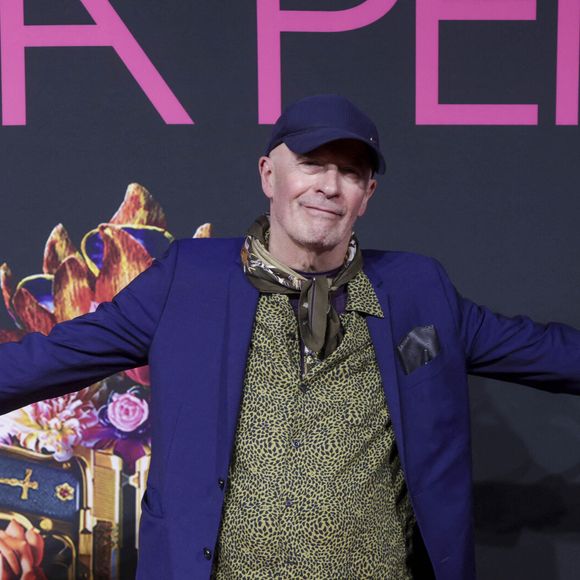 Pourtant, le film divise. Au Mexique, le pays où l'intrigue se déroule, l'œuvre de Jacques Audiard est même au cœur d'une polémique.

Le réalisateur Jacques Audiard au photocall de la première du film Emilia Perez à Mexico le 15 janvier 2025. Agence / Bestimage