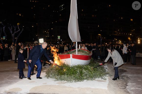 Le prince Albert II de Monaco, La princesse Charlène de Monaco, La princesse Gabriella de Monaco, comtesse de Carladès, Le prince Jacques de Monaco, marquis des Baux - La famille princière de Monaco lors de l'embrasement de la barque dans le cadre des célébrations de la Sainte-Dévote, Sainte Patronne de Monaco le 26 janvier 2024.

© Olivier Huitel / Pool Monaco / Bestimage