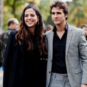 Difficile d’en savoir plus sur les deux acteurs qui gardent leur vie sentimentale et familiale très privée. 

Street style, Anouchka Delon et Julien Dereims arrivant au défilé prêt-à-porter Elie Saab printemps-été 2020, qui s'est tenu au Pavillon Ledoyen, Paris, France, le 28 septembre 2019. Photo par Marie-Paola Bertrand-Hillion/ABACAPRESS.COM