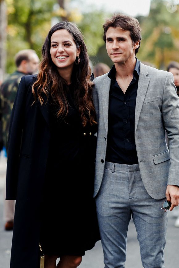 Difficile d’en savoir plus sur les deux acteurs qui gardent leur vie sentimentale et familiale très privée. 

Street style, Anouchka Delon et Julien Dereims arrivant au défilé prêt-à-porter Elie Saab printemps-été 2020, qui s'est tenu au Pavillon Ledoyen, Paris, France, le 28 septembre 2019. Photo par Marie-Paola Bertrand-Hillion/ABACAPRESS.COM