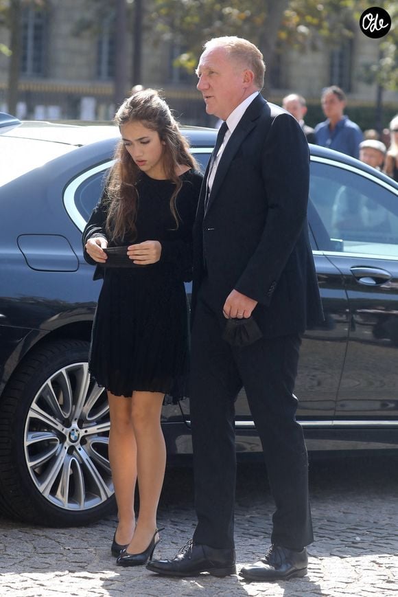 Elle apprécie particulièrement la culture londonienne, l’humour britannique et l’ambiance des pubs, qui font partie de ce qu’elle aime le plus dans sa nouvelle ville. 

François-Henri Pinault et sa fille Valentina Pinault - Obsèques de Florence Rogers-Pinault en l'Église Saint-Sulpice à Paris, le 8 septembre 2021. Bestimage