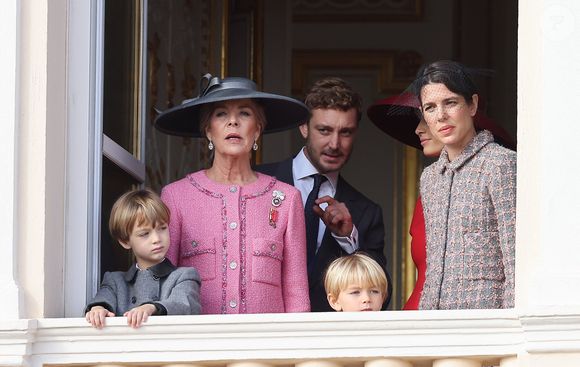 La princesse Caroline de Hanovre, Pierre Casiraghi, Beatrice Borromeo, Charlotte Casiraghi avec Stefano et Francesco - La famille princière au balcon du palais lors de la Fête Nationale de la principauté de Monaco le 19 novembre 2022.

© Dominique Jacovides / Bruno Bebert / Bestimage