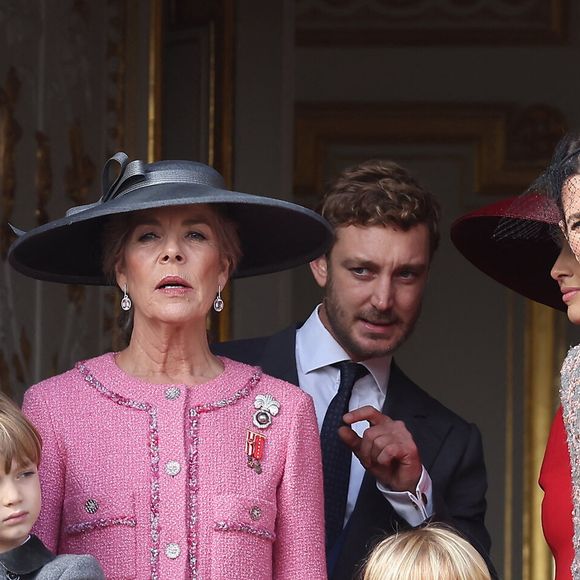 La princesse Caroline de Hanovre, Pierre Casiraghi, Beatrice Borromeo, Charlotte Casiraghi avec Stefano et Francesco - La famille princière au balcon du palais lors de la Fête Nationale de la principauté de Monaco le 19 novembre 2022.

© Dominique Jacovides / Bruno Bebert / Bestimage