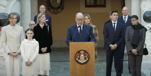 du 17 novembre. Albert II a présidé les remises des médailles du sport et des ordres prestigieux, entouré d’une grande partie de la famille Grimaldi.

A l'occasion de la Fête Nationale monégasque 2025, S.A.S. le Prince Albert II a remis les décorations dans les ordres de Saint-Charles et des Grimaldi, le lundi 17 novembre 2025 via Youtube @MonacoInfo