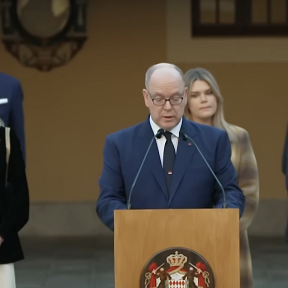 du 17 novembre. Albert II a présidé les remises des médailles du sport et des ordres prestigieux, entouré d’une grande partie de la famille Grimaldi.

A l'occasion de la Fête Nationale monégasque 2025, S.A.S. le Prince Albert II a remis les décorations dans les ordres de Saint-Charles et des Grimaldi, le lundi 17 novembre 2025 via Youtube @MonacoInfo