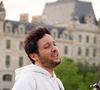 Toujours selon "Voici", le père de famille se serait lancé dans cet audacieux projet pour le mettre à l'honneur dans un documentaire inédit pour Prime Vidéo. 

Le chanteur Vianney a improvisé un concert sur le parvis de Notre-Dame de Paris le 8 avril 2025. © Jack Bussat / Bestimage