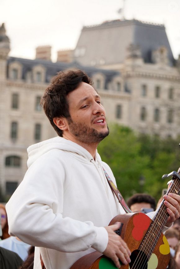 Toujours selon "Voici", le père de famille se serait lancé dans cet audacieux projet pour le mettre à l'honneur dans un documentaire inédit pour Prime Vidéo. 

Le chanteur Vianney a improvisé un concert sur le parvis de Notre-Dame de Paris le 8 avril 2025. © Jack Bussat / Bestimage