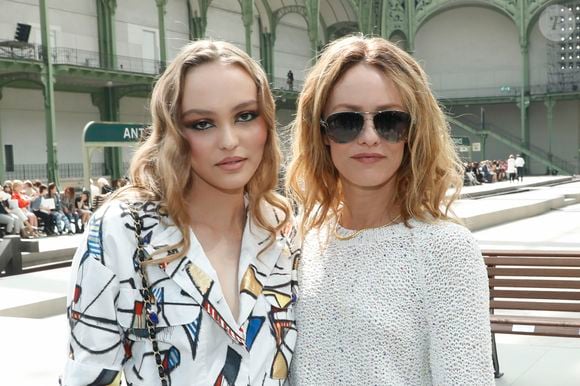 Lily-Rose Depp et sa mère Vanessa Paradis - Les célébrités au photocall du défilé "Chanel Cruise Collection 2020" au Grand Palais. Paris, le 3 mai 2019.
© Olivier Borde/Bestimage