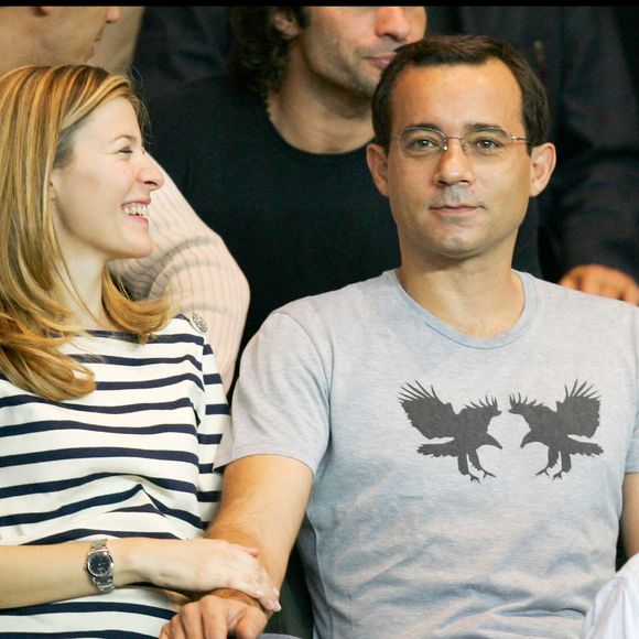 Jean-Luc Delarue et Elisabeth Bost lors d'un match du PSG (archive)
 © Guillaume Gaffiot/Bestimage