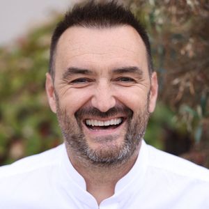 Cyril Lignac participe à l'événement « Les Chefs à Saint-Tropez fêtent les producteurs », le 1er mai 2026 à Saint-Tropez, en France. Photo de Jérôme Dominé/ABACAPRESS.COM