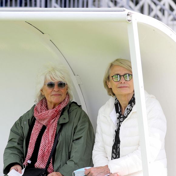 Catherine Lara et sa compagne Samantha - Match de football entre le Variétés Club de France et l'équipe du Centre Hospitalier Poissy / Saint-Germain-en-Laye au profit de la fondation Hôpitaux de Paris - Hôpitaux de France présidée par B.Macron. au stade Léo-Lagrange de Poissy, le 6 septembre 2020. Le coup d'envoi a été donné par C.Lara et H.Ben Arfa. © Dominique Jacovides/Bestimage